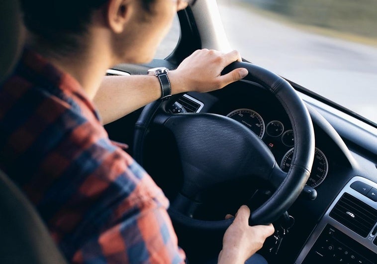 El pedal del acelerador del coche tiene una función que muy pocos conductores conocen El pedal del acelerador del coche tiene una función que muy pocos conductores conocen