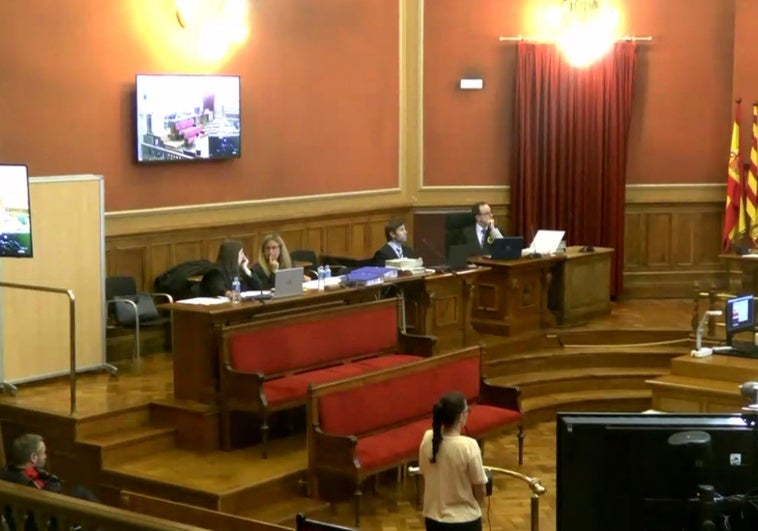 Crimen de la aspirante a 'mossa': sangre en las sábanas, cuchillos en la cómoda y medicación Crimen de la aspirante a ‘mossa’: sangre en las sábanas, cuchillos en la cómoda y medicación