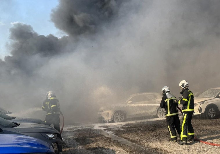 Un incendio en la Comunidad de Madrid calcina al menos 30 vehículos Un incendio en la Comunidad de Madrid calcina al menos 30 vehículos
