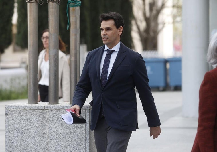 La pareja de Díaz Ayuso pide cuatro años de prisión e inhabilitar al fiscal general por revelación de secretos La pareja de Díaz Ayuso pide cuatro años de prisión e inhabilitar al fiscal general por revelación de secretos