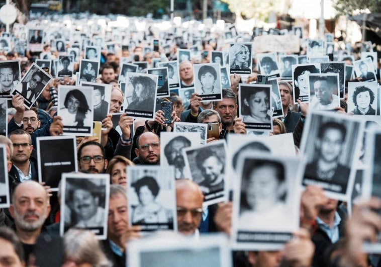 La Justicia argentina ordena hacer juicio en ausencia a los acusados del atentado a la AMIA La Justicia argentina ordena hacer juicio en ausencia a los acusados del atentado a la AMIA