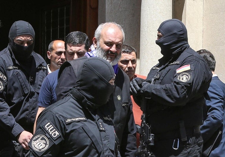 Armenia arresta a un arzobispo por un presunto intento de golpe de Estado Armenia arresta a un arzobispo por un presunto intento de golpe de Estado