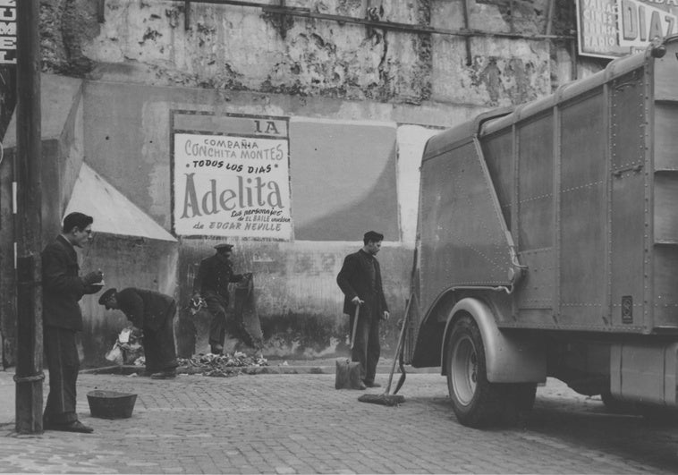 Prohibido orinar en la calle, «salvo en los recipientes colocados al efecto» Prohibido orinar en la calle, «salvo en los recipientes colocados al efecto»
