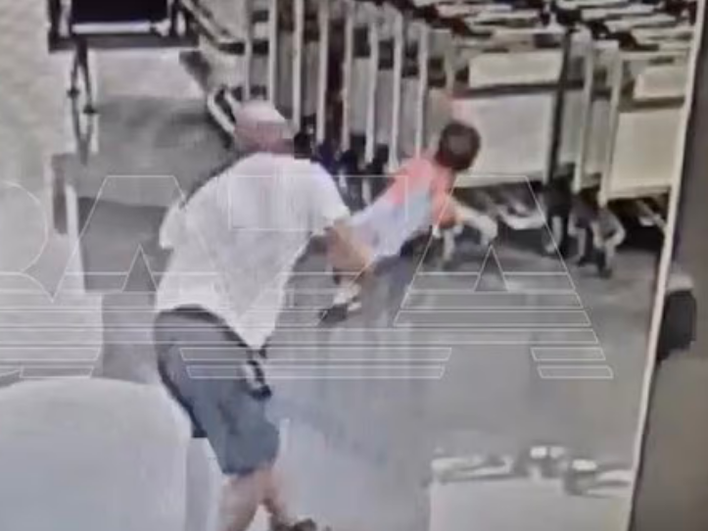 Un turista lanza a un bebé de 18 meses contra el suelo y lo deja en coma en el aeropuerto de Moscú Un turista lanza a un bebé de 18 meses contra el suelo y lo deja en coma en el aeropuerto de Moscú