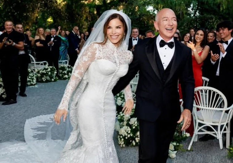 El 'sí quiero' de Jeff Bezos y Lauren Sanchez: entre ostentaciones y extravagancias El ‘sí quiero’ de Jeff Bezos y Lauren Sanchez: entre ostentaciones y extravagancias