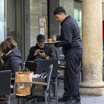Una camarera, indignada por lo que han hecho dos clientes que han ido a desayunar al bar en el que trabaja