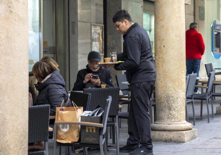 Una camarera, indignada por lo que han hecho dos clientes que han ido a desayunar al bar en el que trabaja Una camarera, indignada por lo que han hecho dos clientes que han ido a desayunar al bar en el que trabaja