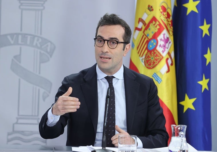 El Gobierno prohíbe a BBVA hacer desaparecer el Banco Sabadell durante al menos tres años El Gobierno prohíbe a BBVA hacer desaparecer el Banco Sabadell durante al menos tres años