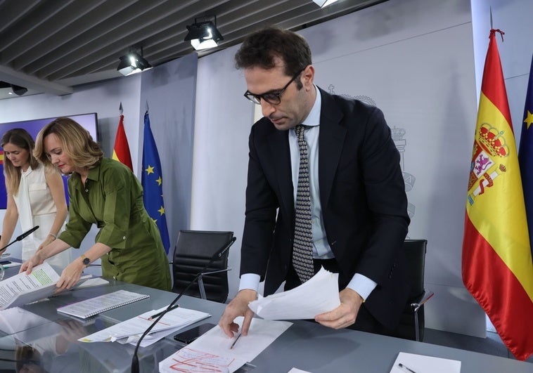 La opa de BBVA queda en el aire tras prohibir el Gobierno la fusión inminente con Banco Sabadell La opa de BBVA queda en el aire tras prohibir el Gobierno la fusión inminente con Banco Sabadell