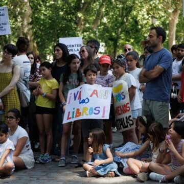 Cientos de familias salen a la calle por toda España para acabar con las pantallas en los colegios