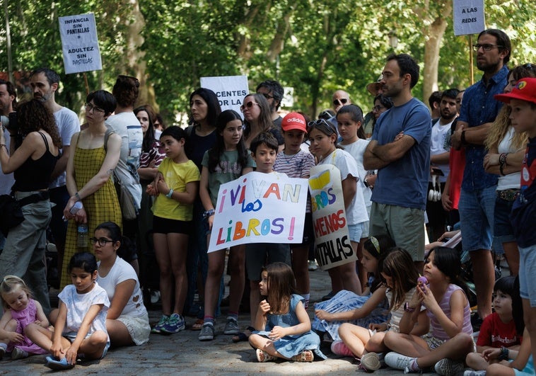 Cientos de familias salen a la calle por toda España para acabar con las pantallas en los colegios Cientos de familias salen a la calle por toda España para acabar con las pantallas en los colegios