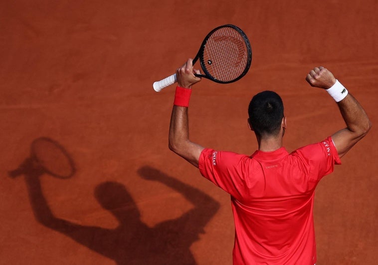 Djokovic se hace centenario en París y sigue bailando en Roland Garros Djokovic se hace centenario en París y sigue bailando en Roland Garros