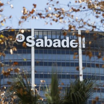 Banco Sabadell explora vender su filial británica por más de 2.000 millones para defenderse de BBVA