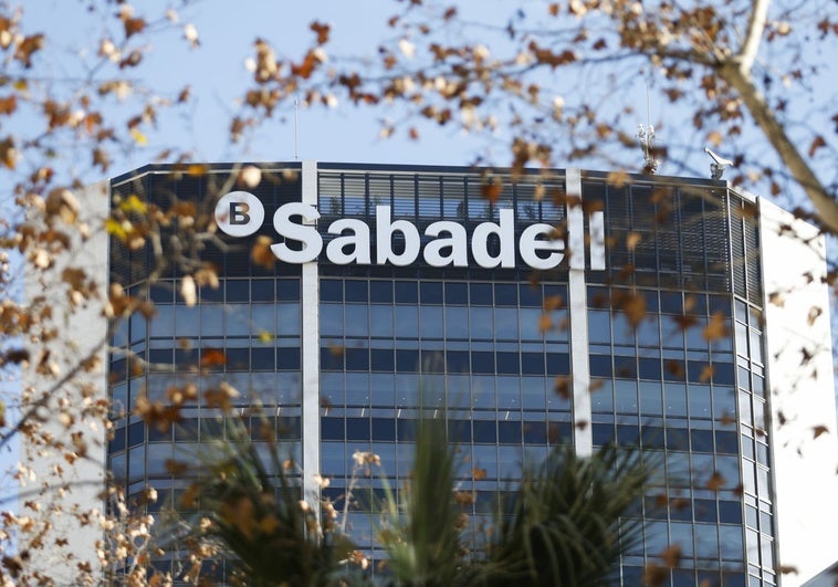 Banco Sabadell explora vender su filial británica por más de 2.000 millones para defenderse de BBVA Banco Sabadell explora vender su filial británica por más de 2.000 millones para defenderse de BBVA