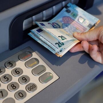 Así cambiará la forma de sacar dinero en efectivo en los cajeros: cuándo entra en vigor y qué cambia