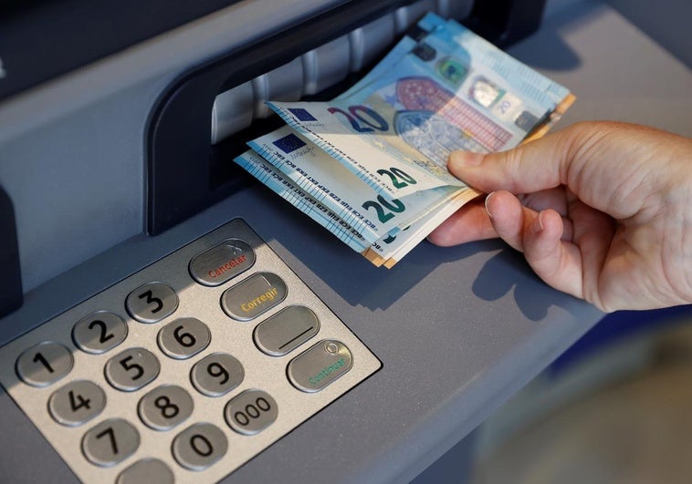 Así cambiará la forma de sacar dinero en efectivo en los cajeros: cuándo entra en vigor y qué cambia Así cambiará la forma de sacar dinero en efectivo en los cajeros: cuándo entra en vigor y qué cambia