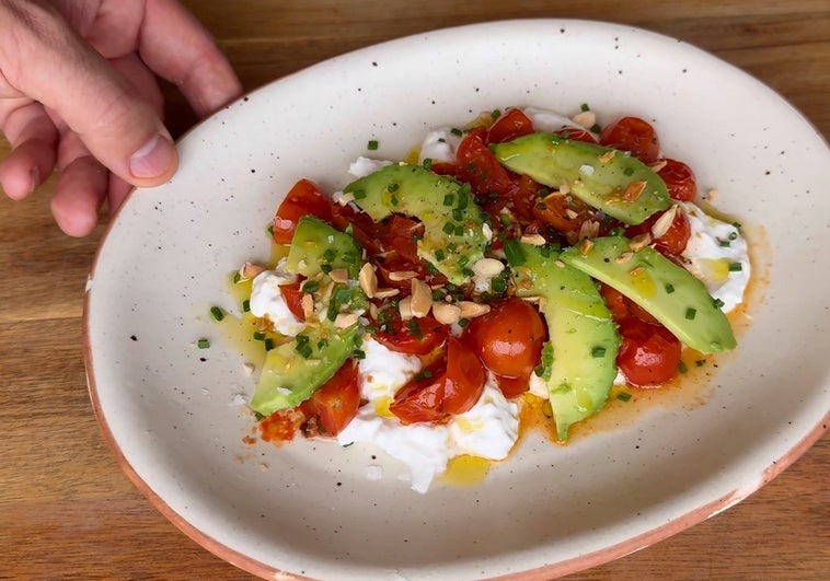 La cena perfecta: ensalada tricolor con aguacate, burrata y tomate y toque de frutos secos La cena perfecta: ensalada tricolor con aguacate, burrata y tomate y toque de frutos secos