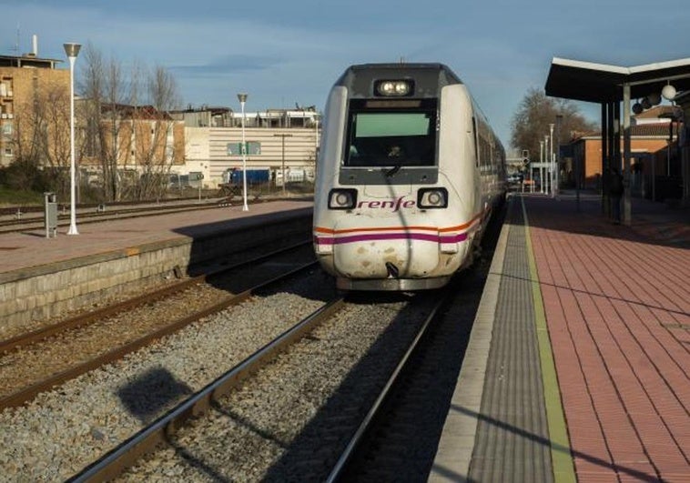 Nuevo lío ferroviario en Extremadura: se averían dos trenes con temperaturas cercanas a los 40 grados Nuevo lío ferroviario en Extremadura: se averían dos trenes con temperaturas cercanas a los 40 grados