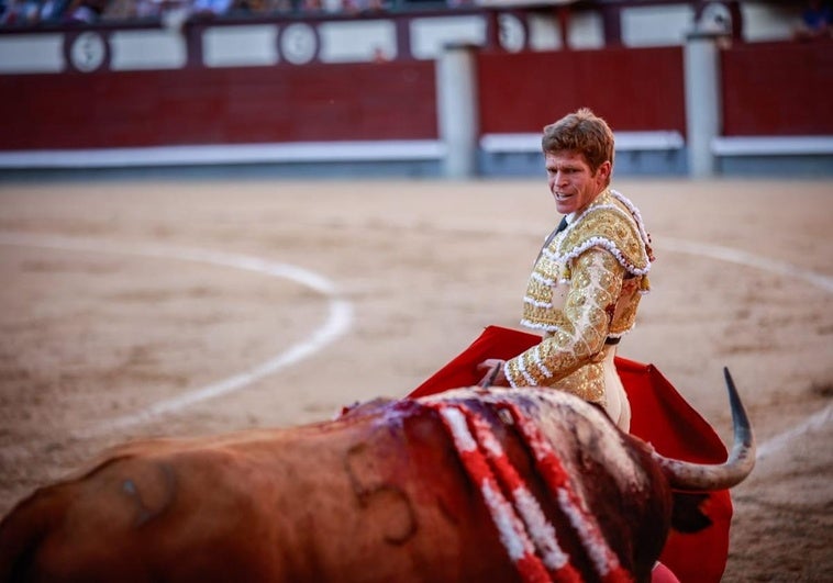 La maciza torería de Borja Jiménez con un bravo toro de Jandilla La maciza torería de Borja Jiménez con un bravo toro de Jandilla