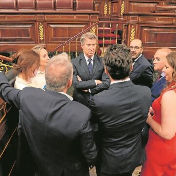 Feijóo espera al desgaste de los socios con Sánchez para decidir la moción