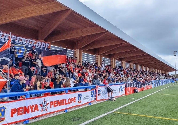 Así vive el equipo más remoto de España: fútbol entre olas y aislamiento Así vive el equipo más remoto de España: fútbol entre olas y aislamiento