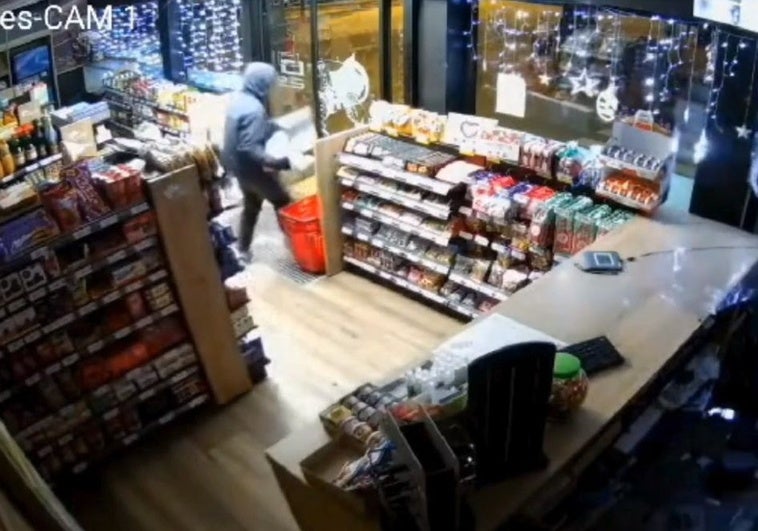 Cazan a una pareja que saqueó 52 comercios: rompían las cristaleras con tapas de alcantarilla Cazan a una pareja que saqueó 52 comercios: rompían las cristaleras con tapas de alcantarilla