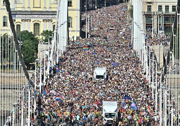 Más de 100.000 personas desafían a Orbán en el Orgullo de Budapest: «La libertad y el amor no se pueden prohibir» Más de 100.000 personas desafían a Orbán en el Orgullo de Budapest: «La libertad y el amor no se pueden prohibir»