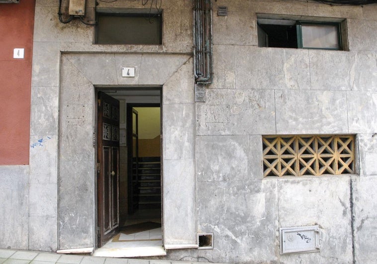 La Policía detiene a un individuo en Gijón tras encontrar en su casa el cadáver de una mujer metido en la basura La Policía detiene a un individuo en Gijón tras encontrar en su casa el cadáver de una mujer metido en la basura