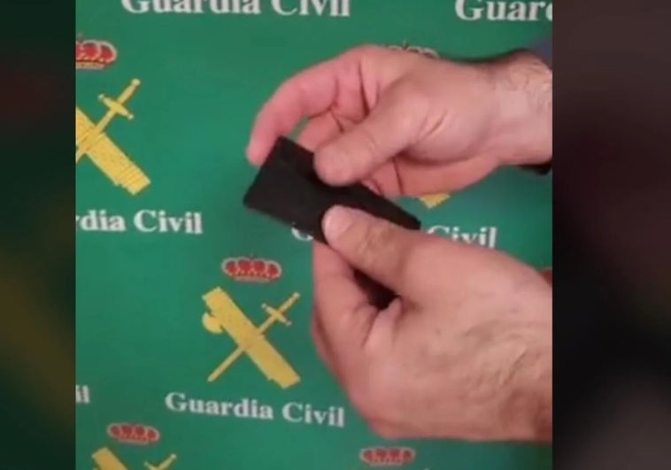 La Guardia Civil advierte: si llevas esta peligrosa tarjeta en la cartera pueden multarte hasta con 30.000 euros La Guardia Civil advierte: si llevas esta peligrosa tarjeta en la cartera pueden multarte hasta con 30.000 euros