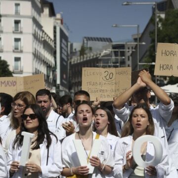 Los médicos convocan una nueva huelga contra el estatuto marco de Mónica García para el 10 de octubre