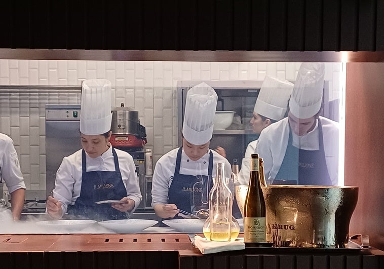 Il Milione: la 'performance' gastronómica más exclusiva de Barcelona cuesta 1.340 euros (con champagne) Il Milione: la ‘performance’ gastronómica más exclusiva de Barcelona cuesta 1.340 euros (con champagne)