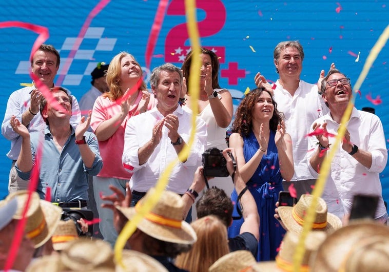 La derecha saca 39 escaños de ventaja al bloque de Sánchez con izquierdas y nacionalistas La derecha saca 39 escaños de ventaja al bloque de Sánchez con izquierdas y nacionalistas