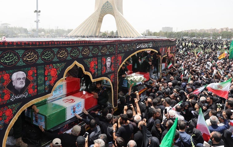 Irán llora la muerte de los militares y científicos con un multitudinario funeral de Estado Irán llora la muerte de los militares y científicos con un multitudinario funeral de Estado