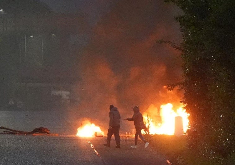 Los disturbios se prolongan en Irlanda del Norte en medio de denuncias de violencia racista y ataques a la Policía Los disturbios se prolongan en Irlanda del Norte en medio de denuncias de violencia racista y ataques a la Policía