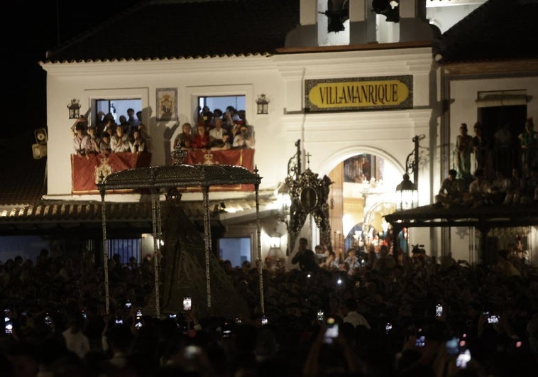 Almonte pasa de largo por Villamanrique en la procesión de la Virgen de Rocío Almonte pasa de largo por Villamanrique en la procesión de la Virgen de Rocío