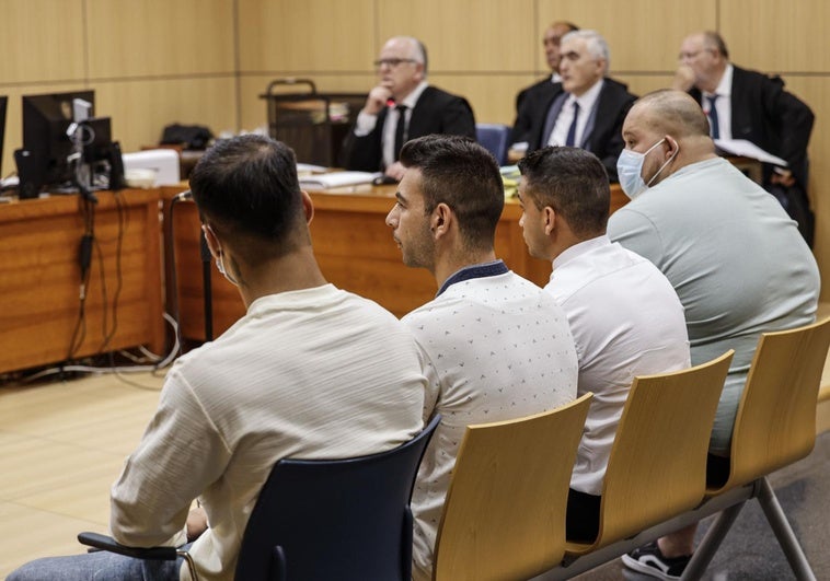 Los cuatro juzgados por violar a una menor en Valencia niegan la agresión: «Iba muy borracho y no lo recuerdo» Los cuatro juzgados por violar a una menor en Valencia niegan la agresión: «Iba muy borracho y no lo recuerdo»