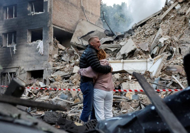 Un nuevo bombardeo ruso deja al menos 14 muertos en Kiev y 44 heridos Un nuevo bombardeo ruso deja al menos 14 muertos en Kiev y 44 heridos