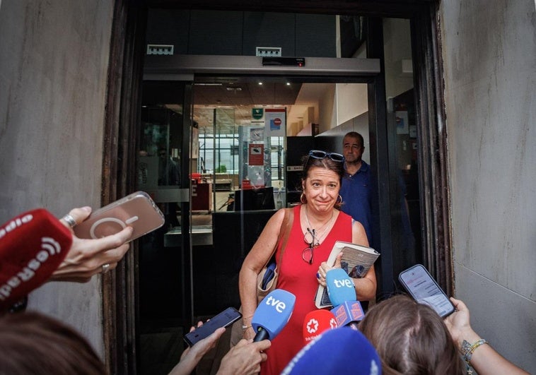 Un Uber a la llegada, un taxi a la salida, un voluminoso bolso y gritos de «mafia» contra la 'fontanera' en Ferraz Un Uber a la llegada, un taxi a la salida, un voluminoso bolso y gritos de «mafia» contra la ‘fontanera’ en Ferraz