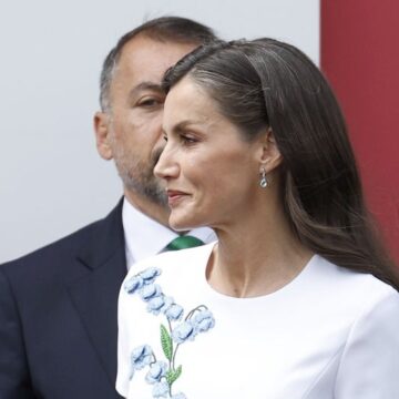 El elegante vestido de la Reina Letizia para el acto de las Fuerzas Armadas 2025