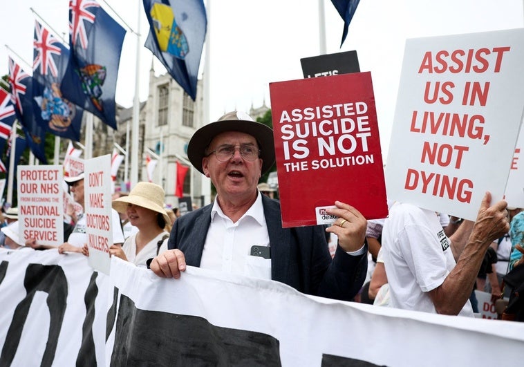 Reino Unido aprueba la ley de suicidio asistido dos días después de flexibilizar la del aborto Reino Unido aprueba la ley de suicidio asistido dos días después de flexibilizar la del aborto
