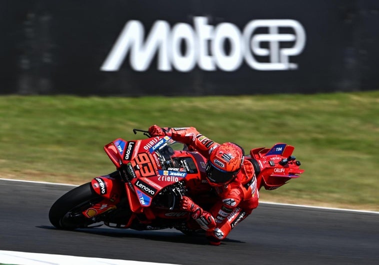 Marc Márquez gana la carrera al esprint en casa de Bagnaia Marc Márquez gana la carrera al esprint en casa de Bagnaia