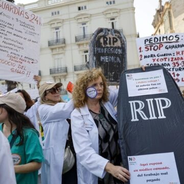Médicos de toda España secundan la huelga contra el estatuto marco de Mónica García