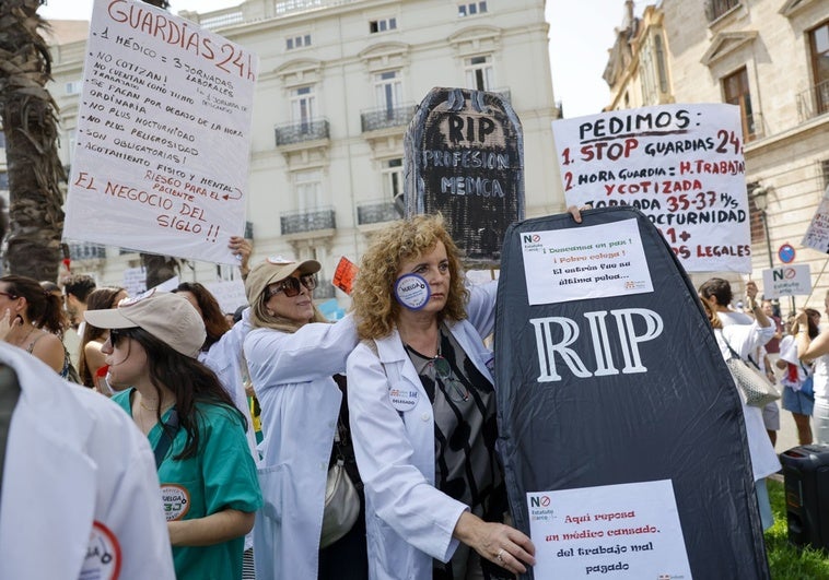 Médicos de toda España secundan la huelga contra el estatuto marco de Mónica García Médicos de toda España secundan la huelga contra el estatuto marco de Mónica García