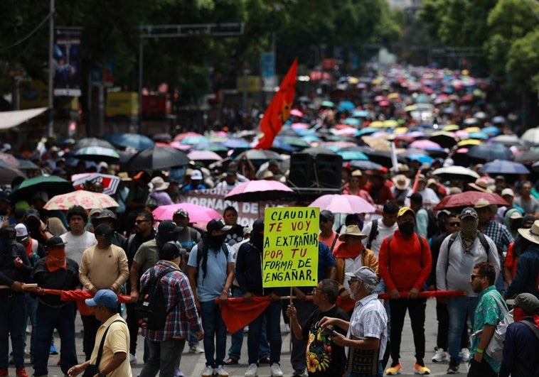 Nueva ruptura entre Sheinbaum y López Obrador: los docentes mexicanos reclaman recuperar la ley de pensiones Nueva ruptura entre Sheinbaum y López Obrador: los docentes mexicanos reclaman recuperar la ley de pensiones