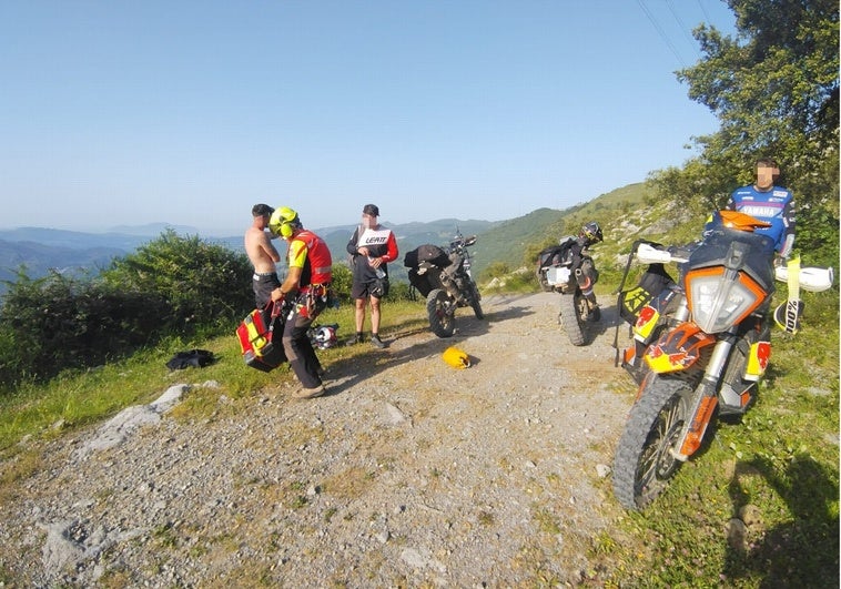 Rescatan en helicóptero a un joven motociclista por un golpe de calor en Cantabria Rescatan en helicóptero a un joven motociclista por un golpe de calor en Cantabria