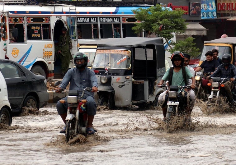 Al menos 32 muertos por las inundaciones súbitas en Pakistán al inicio del monzón Al menos 32 muertos por las inundaciones súbitas en Pakistán al inicio del monzón