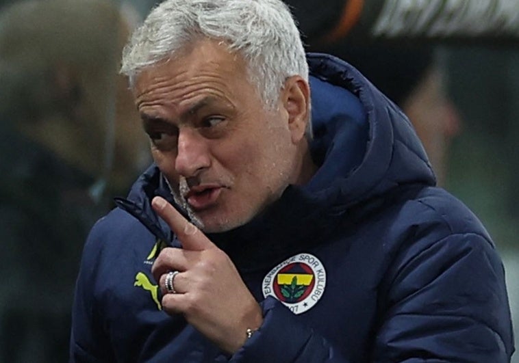 Los mensajes del Comité Disciplinario contra Mourinho hacen estallar el fútbol turco Los mensajes del Comité Disciplinario contra Mourinho hacen estallar el fútbol turco