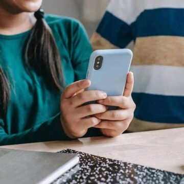 Destierro total de móviles y relojes inteligentes en las aulas de Cataluña