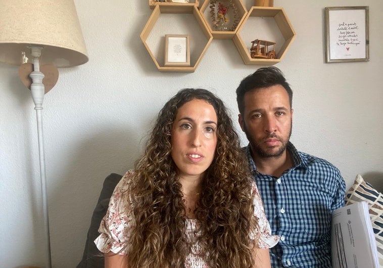 La impotencia de una pareja que votó castellano para educar a su hija y le imponen ocho años en valenciano: «Es indignante» La impotencia de una pareja que votó castellano para educar a su hija y le imponen ocho años en valenciano: «Es indignante»