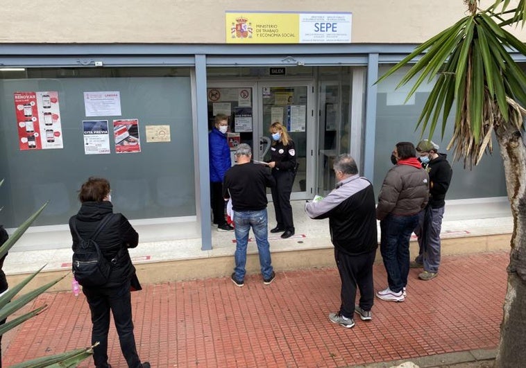 Una Administración atenazada por el pago del paro que no llega al control de las prestaciones Una Administración atenazada por el pago del paro que no llega al control de las prestaciones